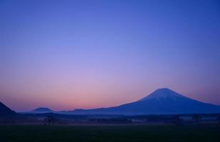 mt.fuji en een kleine vijver bij zonsopgang foto