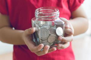 geld in handen van kinderen. zakelijk en financieel concept foto