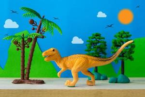 velociraptor speelgoedmodel op wilde modellen achtergrond foto