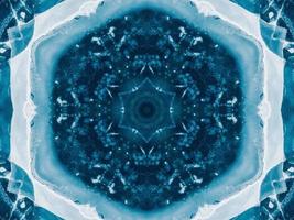 weerspiegeling van diepblauwe zee in caleidoscooppatroon. donkerblauwe abstracte achtergrond. gratis foto. foto