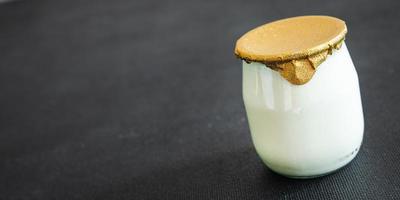 natuurlijke yoghurt glazen pot vers gezond maaltijd eten snack dieet op tafel kopieer ruimte voedsel achtergrond rustiek foto