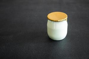 natuurlijke yoghurt glazen pot vers gezond maaltijd eten snack dieet op tafel kopieer ruimte voedsel achtergrond rustiek foto