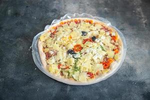 bevroren pizza voedselverpakking vershoudfolie cellofaan snel ontdooien verse gezonde maaltijd voedsel snack dieet op tafel kopieer ruimte voedsel foto