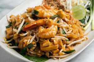 pad thai - gewokte rijstnoedels met garnalen - thais eten foto