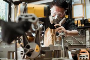 timmerman hout snijden met een verstekzaag of cirkelzaag in winkel, houtbewerking reparatie en constructie tool concept, selectieve focus foto