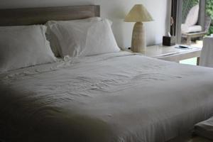 schoon slaapkamerdecoratieconcept met witte matras. foto