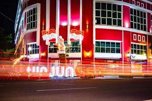 Surabaya, Jawa Timur, Indonesië, 2020 - Uitzicht op het Tunjungan-gebouw 's nachts foto