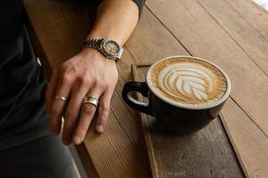 kopje koffie met latte art in het café foto