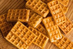 close-up van vele belgische wafels op de houten tafel foto