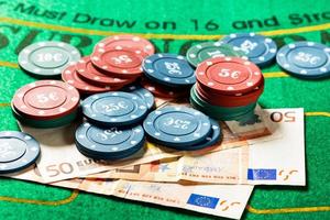 pokerfiches en rekeningen aan een pokertafel. horizontaal beeld. foto