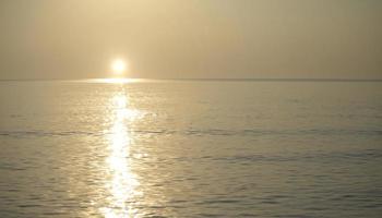 zonsondergang aan de horizon aan zee. gouden uur op zeelandschap. foto