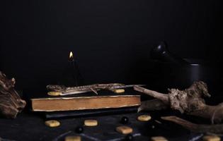 zwarte magie ritueel met kaarsen en runen foto