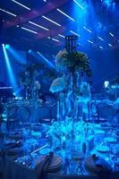 tafelopstelling in blauw licht. klaar voor evenement. foto