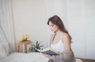 vrouw leesboek thuis foto