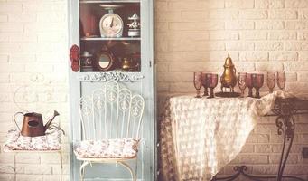 vintage stoel en tafel met wijnglas foto