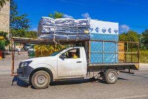 playa del carmen mexico 04 februari 2022 vrachtwagens bestelwagen en andere industriële voertuigen in mexico. foto