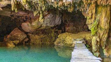 verbazingwekkende blauwe turquoise water en kalkstenen grot sinkhole cenote mexico. foto