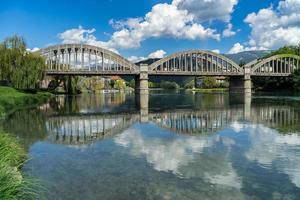brug over de rivier de adda bij brivio lombardije italië foto