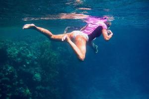 vrouw in paars shirt zwemt foto