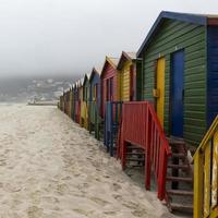 felgekleurde strandhuisjes op een mistige ochtend bij muizenberg foto