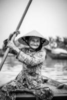 oude vriendelijke vrouw met Vietnamese strohoed foto