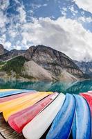 kajaks op het stuwmeer in de Canadese rockies foto
