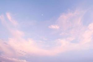 wolken in de blauwe lucht op een heldere dag foto