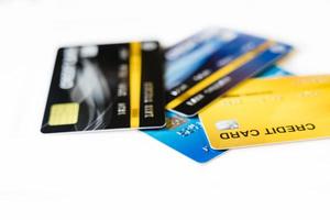 close-up creditcard op witte tabelachtergrond. foto