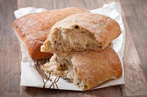 ciabatta met kaas op een houten tafel foto