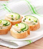 sandwiches met gekookt ei en komkommer foto