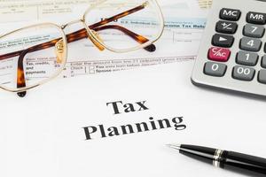 belastingplanning met rekenmachine en brilbelastingconcept foto