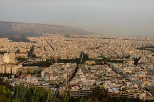 panorama van de avondstad met de heuvel van lycabettus foto