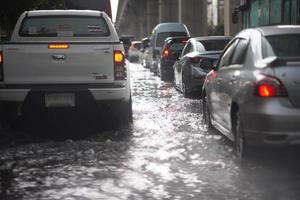 bangkok, thailand, 16 mei 2019 - overstroming op de openbare weg en mimitruck in de file foto