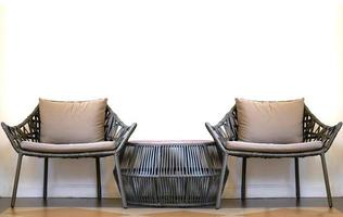 bankstel van bamboe stoelen en korte tafel op de vloer in comfortabel rustconcept foto