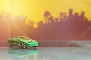groene sedan auto speelgoed selectieve focus op wazige stad achtergrond foto