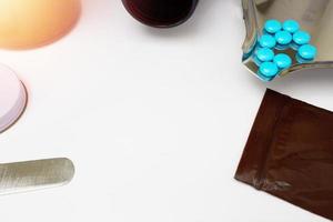 medische achtergrond met blauw gecoate tabletten op drogisterij tafelteller met kopieerruimte foto