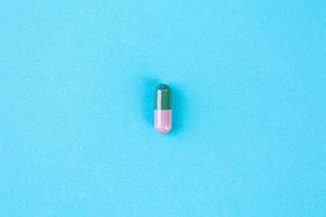 bescherming tegen virale ziekten. verschillende pillen, tabletten, capsules en medicijnen. preventie van ziekten en epidemieën. foto