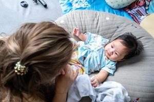 aziatische pasgeboren baby kind oogcontact met moeder schattigheid van kinderen met gelukkig gezin op zachte matras metafoor leven het leven gezonde levensstijl schattig kind babyproducten gezondheidsproducten voor moeder en baby foto