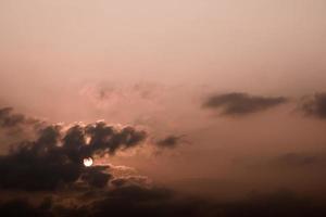 grijze pluizige wolken in de ochtendhemel met zonlicht foto