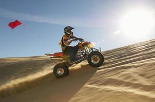 man quadbike rijden in de woestijn