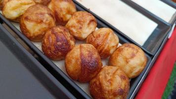 takoyaki meest populaire heerlijke snack van japan verkocht in thailand foto