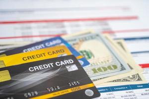 creditcard op Amerikaanse dollarbankbiljetten op witte achtergrond. financiële ontwikkeling, bankrekening, statistieken, investeringsanalytisch onderzoek data-economie, beurshandel, bedrijfsconcept. foto