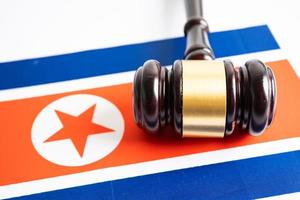 vlag van noord-korea met hamer voor rechter advocaat. wet en justitie rechtbank concept. foto