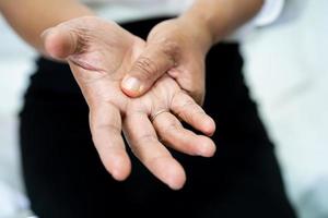 Aziatische senior of oudere oude dame vrouw patiënt voelt pijn haar pols en hand op bed in verpleegafdeling, gezond sterk medisch concept. foto