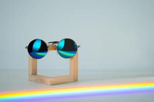 zonnebril met regenboogreflectie foto