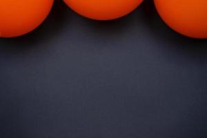 eenvoudige oranje ballonnen op zwarte achtergrond foto