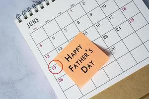 gelukkige vaderdagtekst op de kalender van juni 2022 met datumcirkel op 19 juni. foto