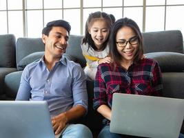 drie leden van de familie werken samen foto