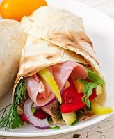 verse tortilla wraps met vlees en groenten op plaat foto