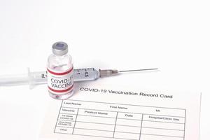 coronavirusvaccin, spuit en naald op witte achtergrond. foto